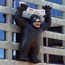 An inflatable gorilla promotes the Indianapolis Zoo on the side of what is now OneAmerica Tower in 1988.